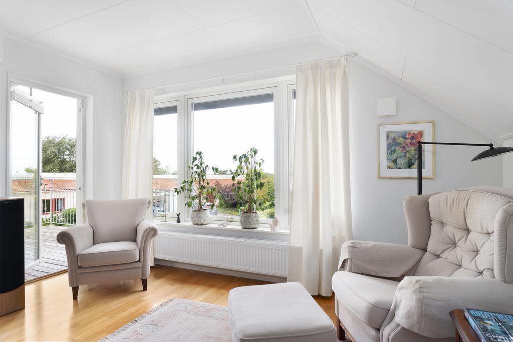 Allrum alt. sovrum 4 övre plan med utg. till balkong 