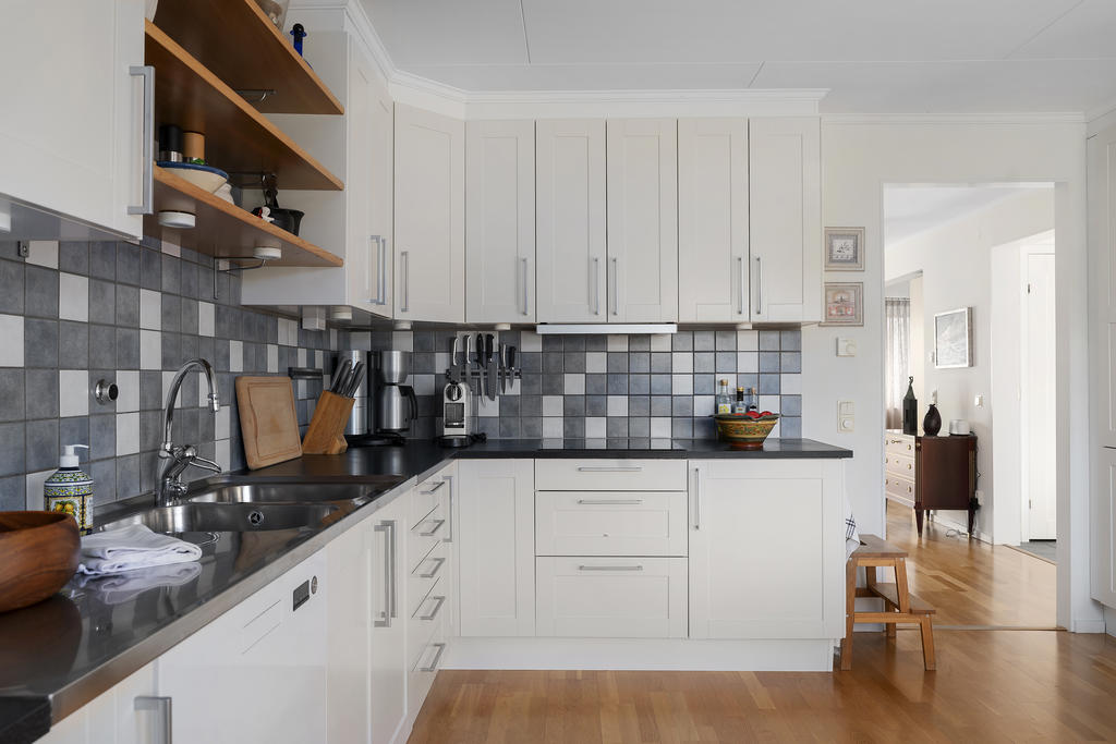 Kök med gott om skåpsförvaring 