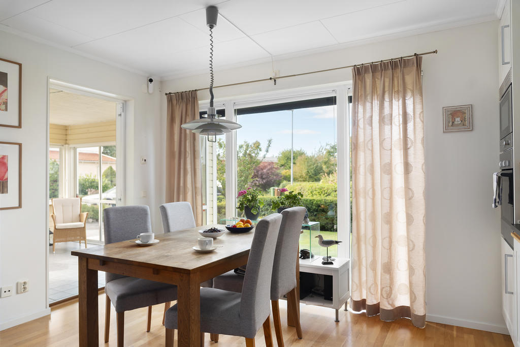 Trevlig matplats och utg. till uterum