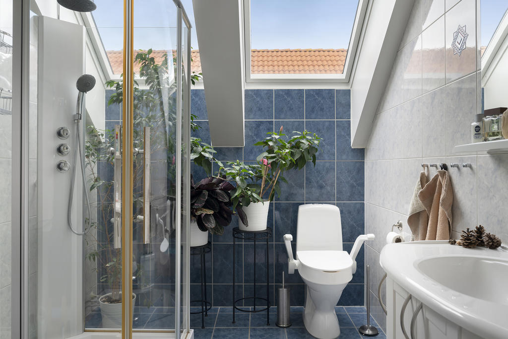 Badrum med stora härliga takfönsterpartier 