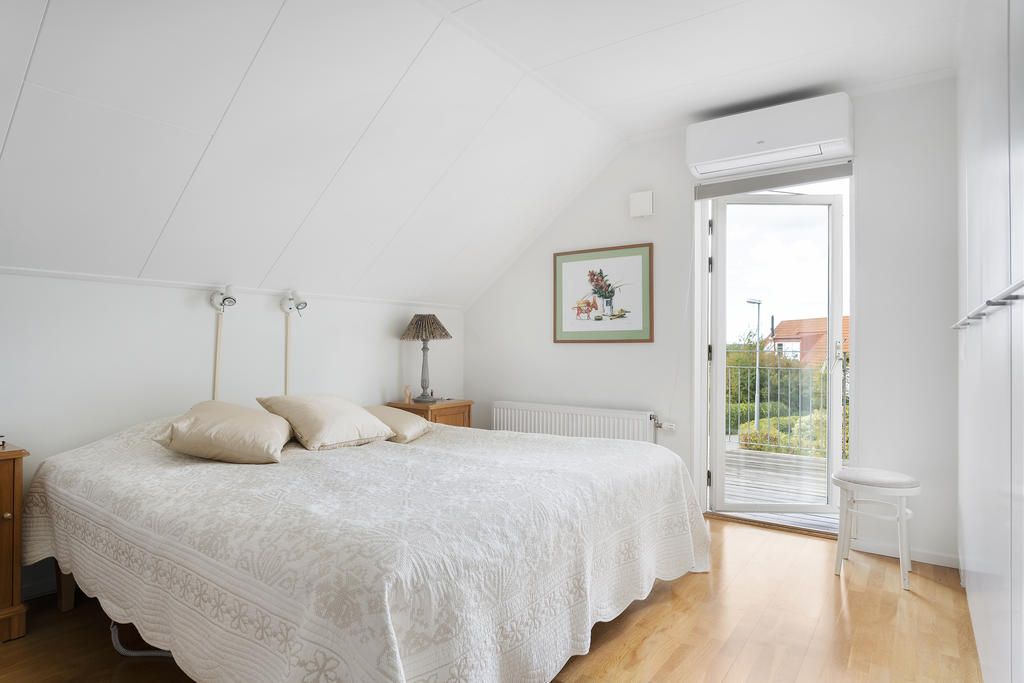 Sovrum 3 övre plan med utg. till balkong 