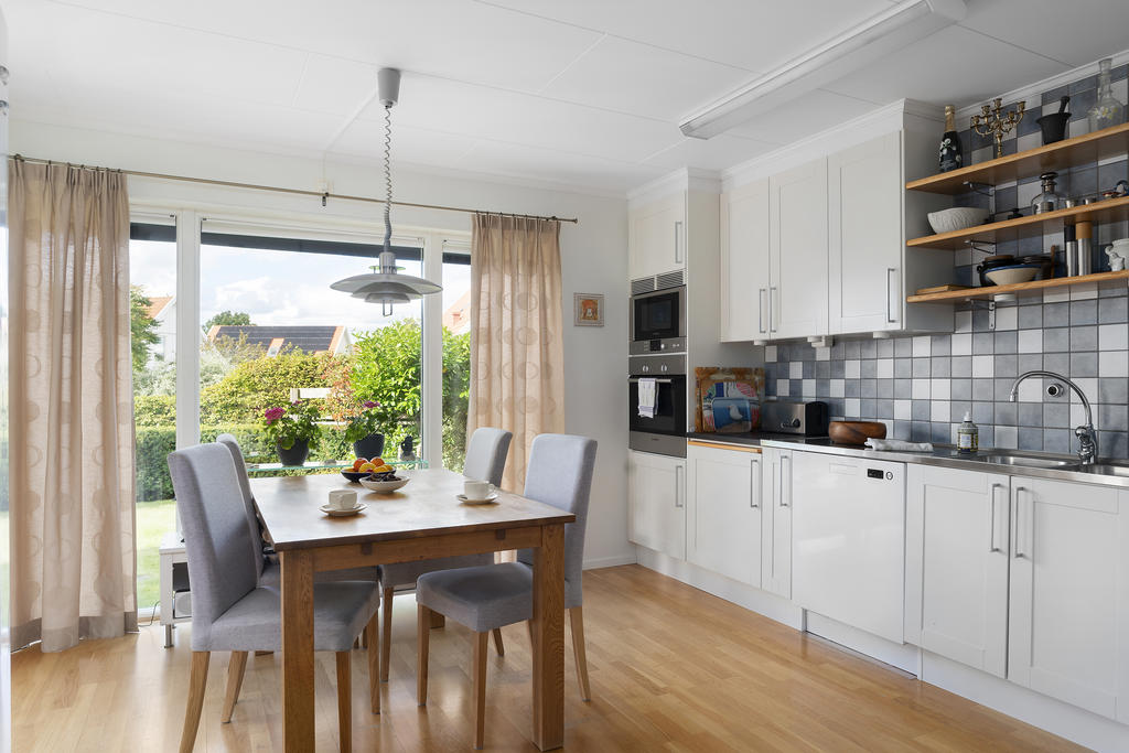 Kök med stora härliga fönsterpartier 