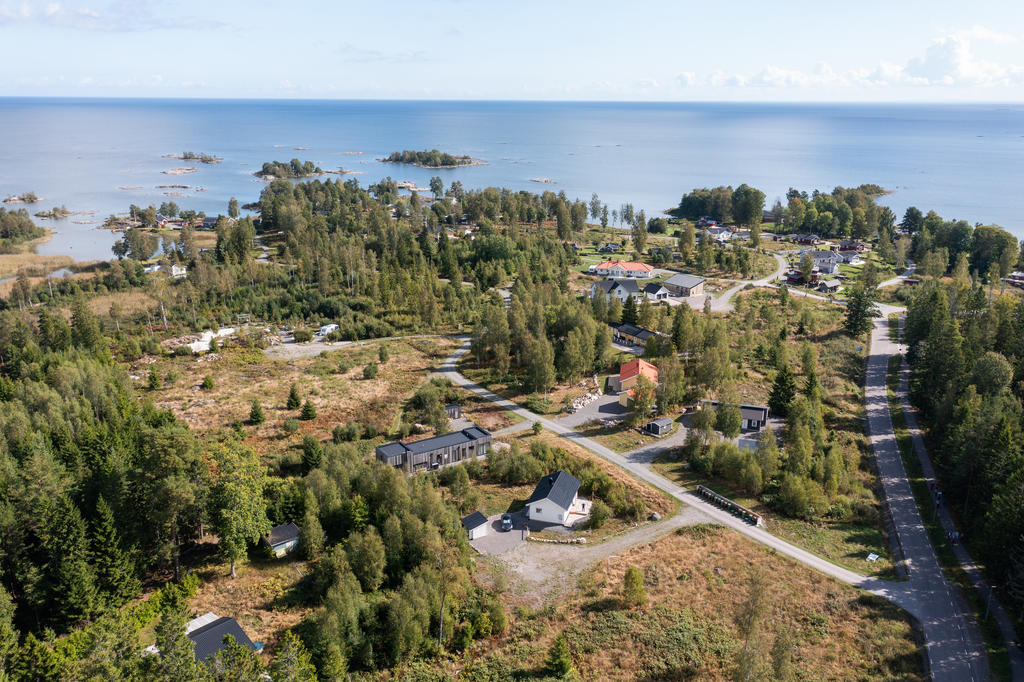 Välkommen till Örnudden ett naturskönt område vid Vänerns strand som erbjuder unika tomter för både permanent- och fritidsboende.