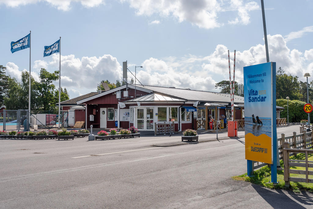 Ett stenkast från tomtområdet finns Vita Sannars camping. med många aktiviteter både för barn och vuxna.
