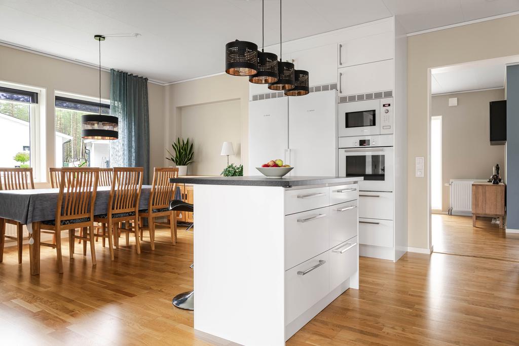 Kök med köksö och matplats för många gäster