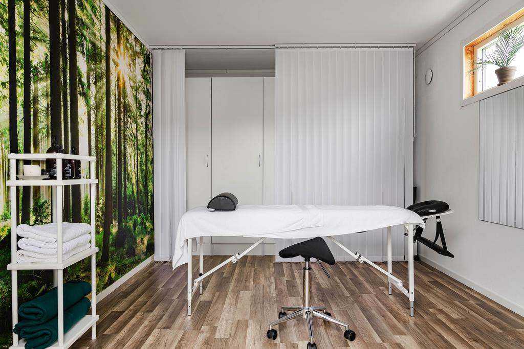 Studio i den fristående garagebyggnaden.
Kan exempelvis användas som gästrum, förråd, gym eller annan verksamhet.