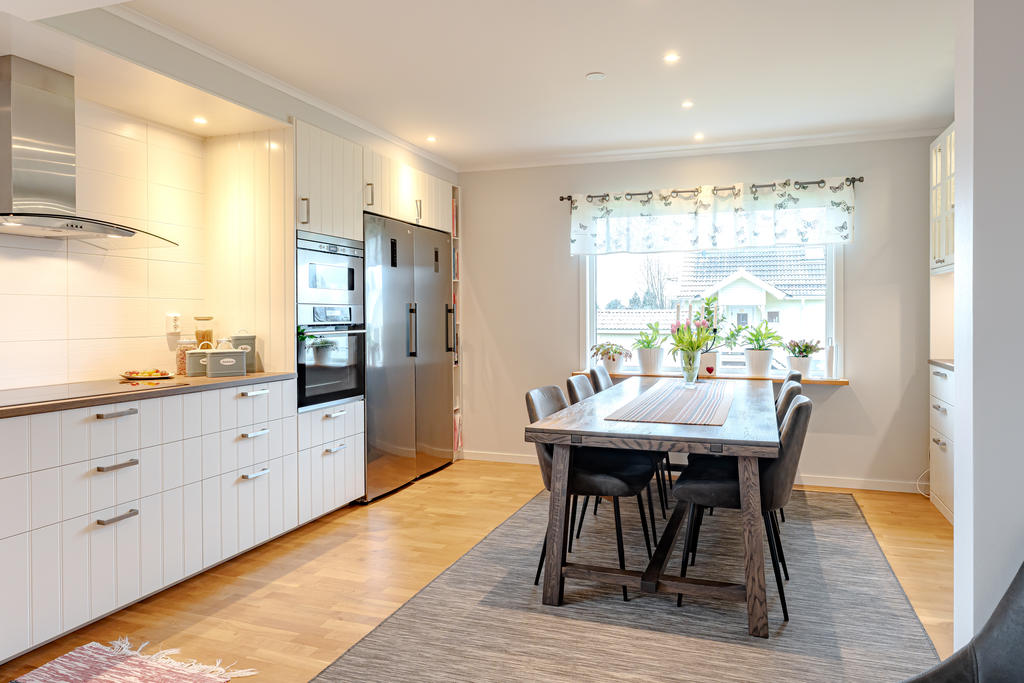 Fantastiskt kök med stor matplats och gott om arbetsytor.