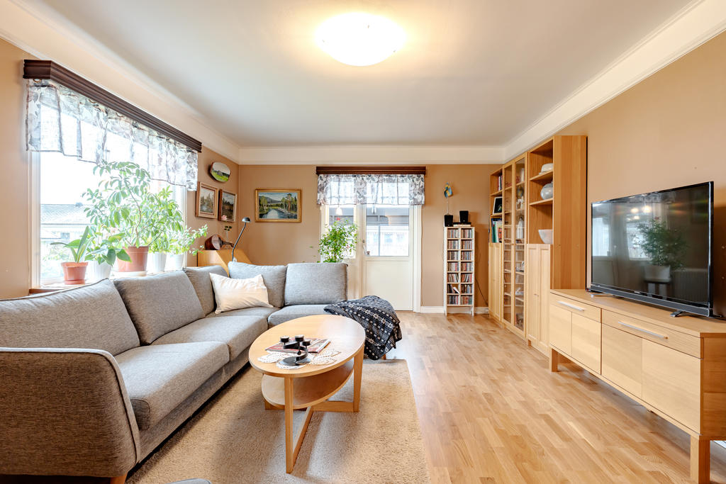 Stort och härligt vardagsrum med plats för stor soffa!