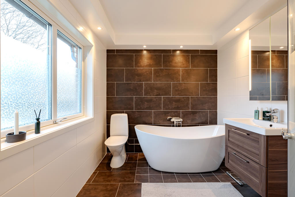 Mycket snyggt  nyrenoverat badrum med golvvärme.