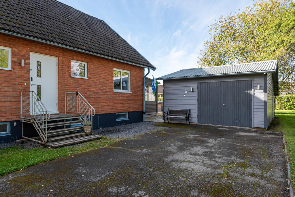 Gott om plats för att parkera bilar på uppfarten.