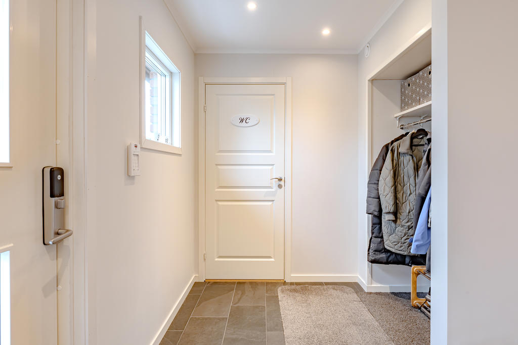 Välkomnande hall med gott om plats för avhängning. 