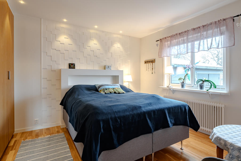 Snygg belysning i stora sovrummet!