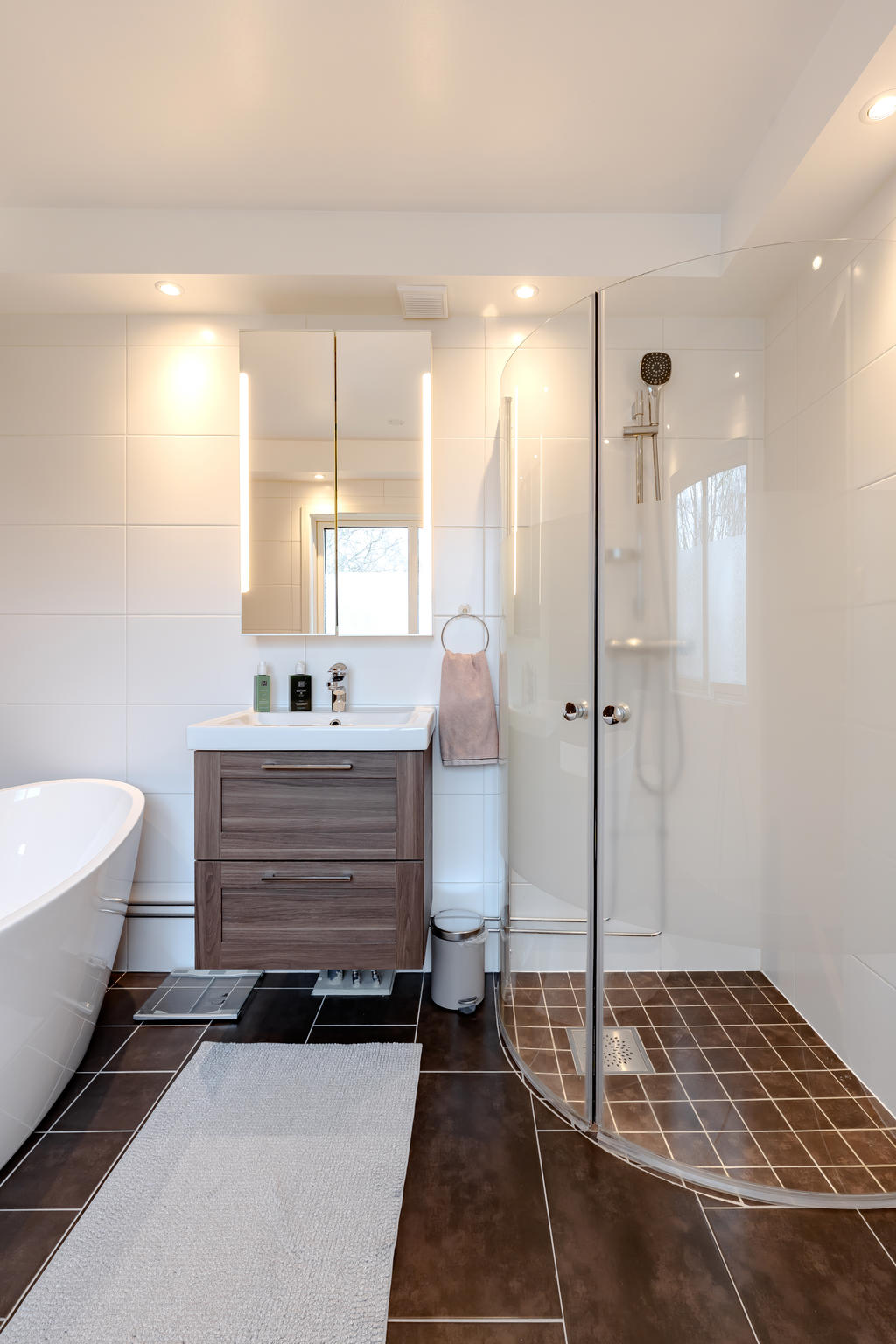 Både badkar och duschhörna - lyxigt!