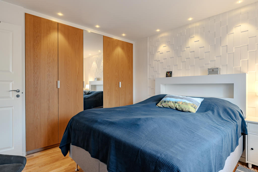 Flera garderober för praktisk förvaring.