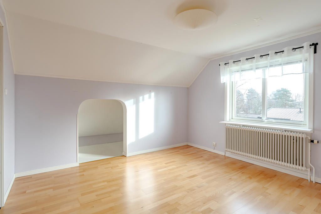 Sovrum övre plan med sovalkov.