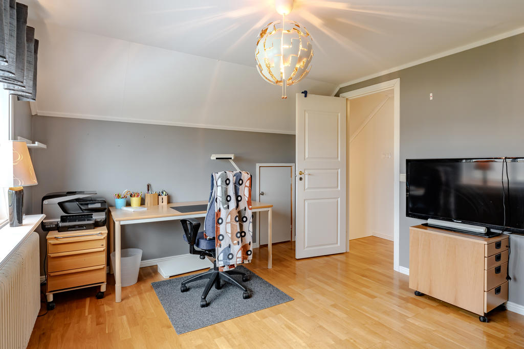 Sovrum övre plan - dörr till kattvinden.