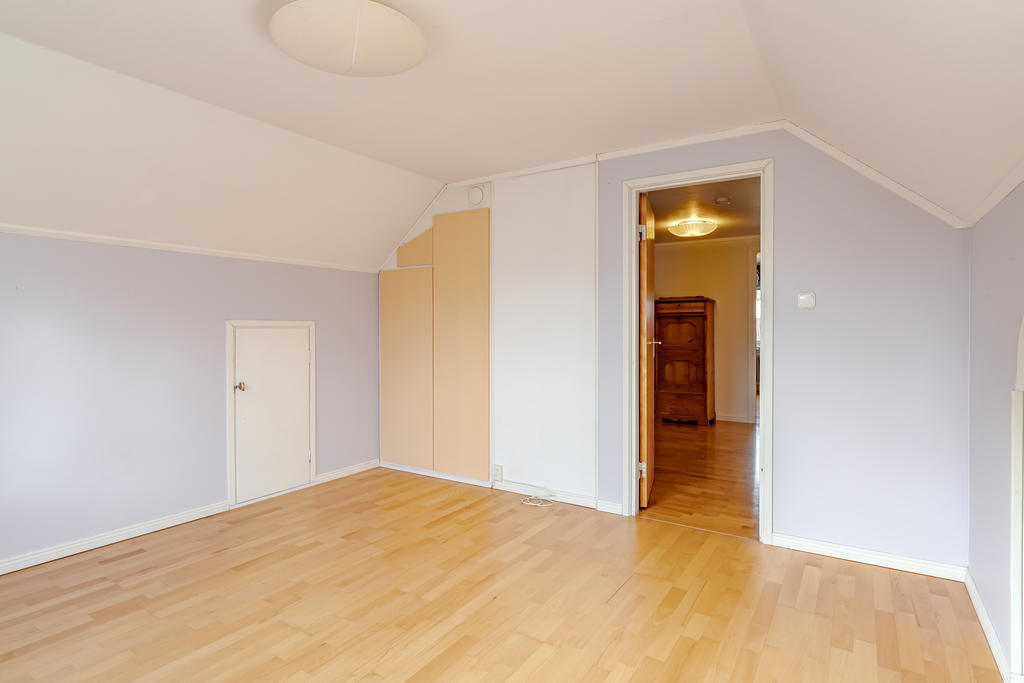 Även här finns det dörr till kattvinden.