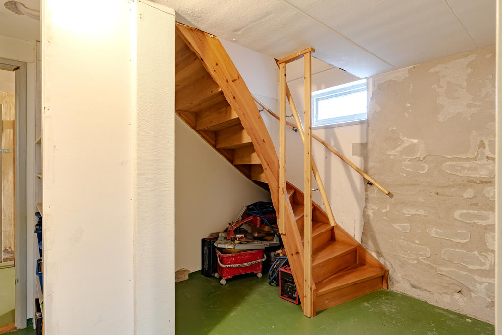 Trappa till källarplan. 