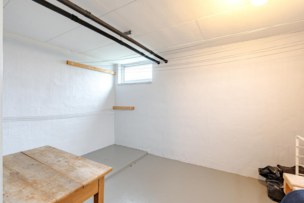 Gott om plats i källaren.