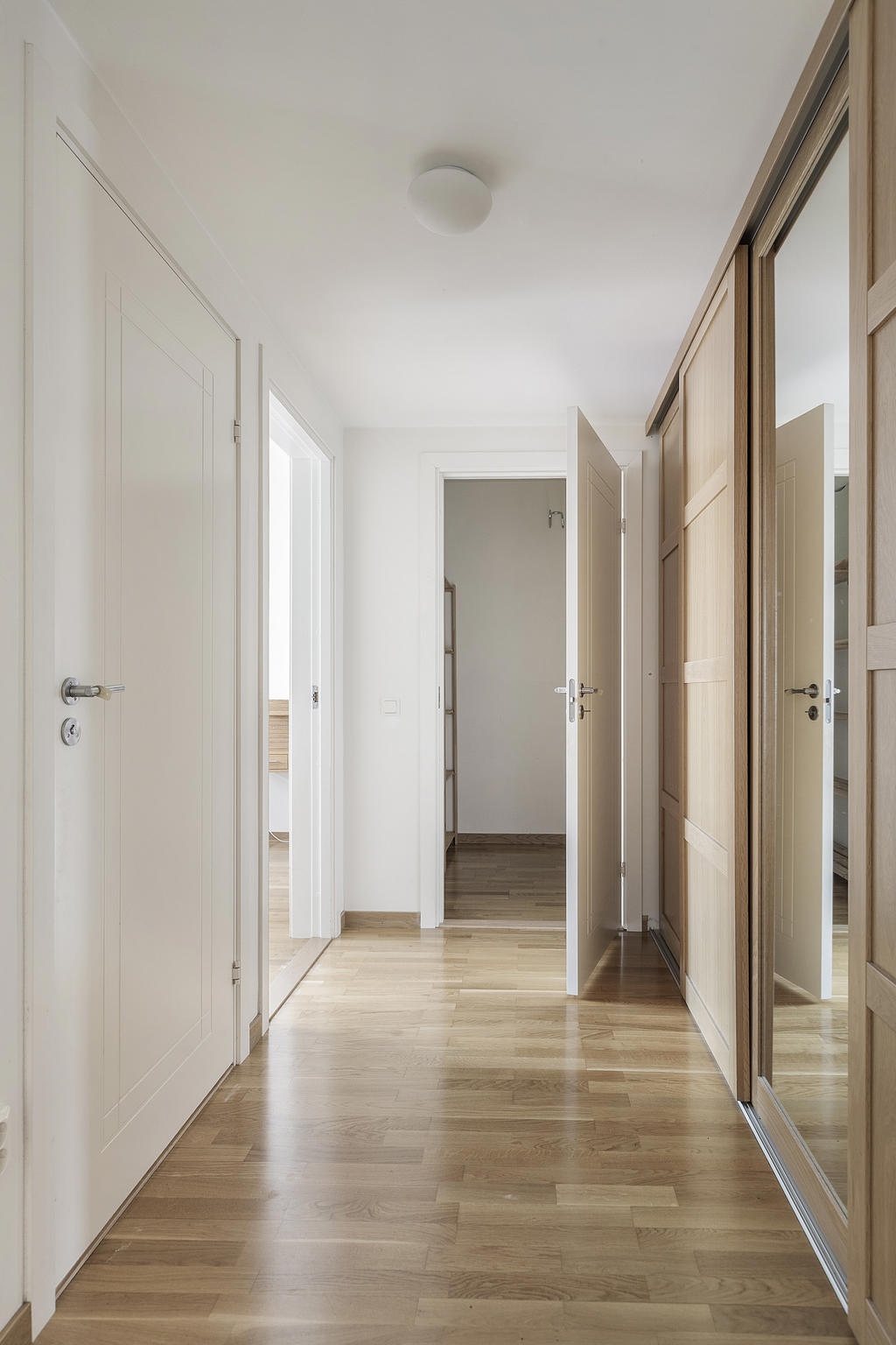 Gott om förvaringsmöjligheter, tack vare garderoben i den inre hallen och ett stort förråd.