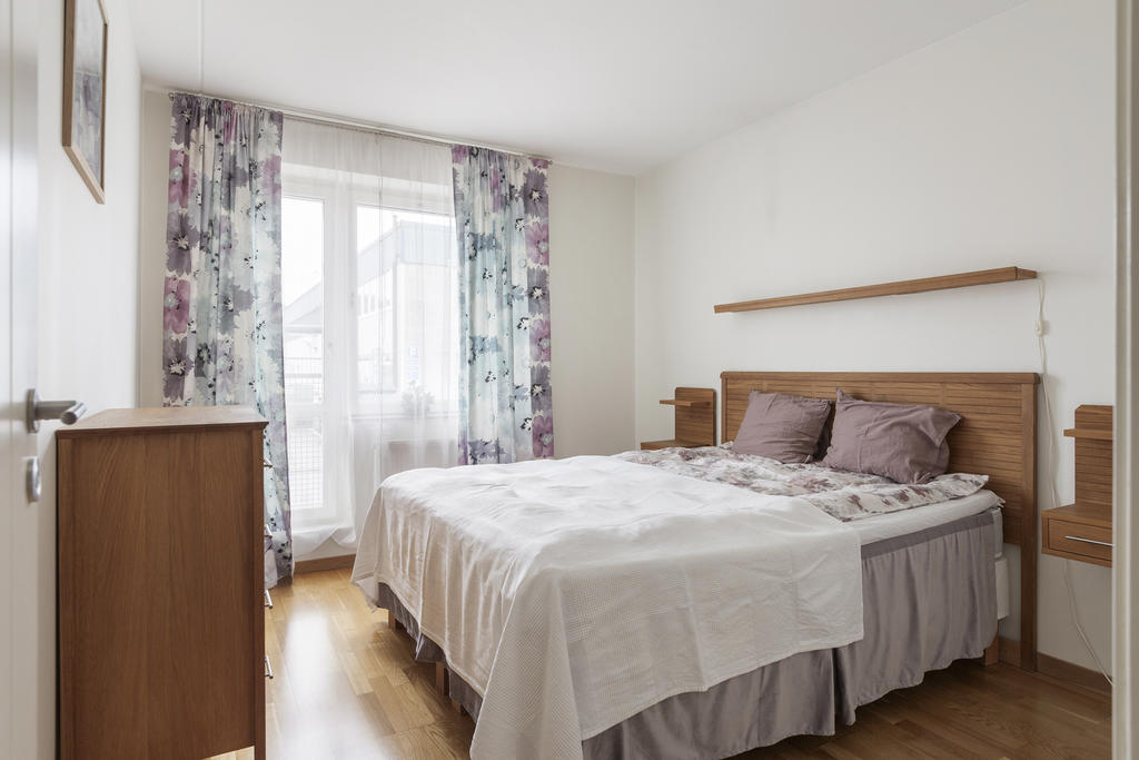 Ett stort sovrum med egen fransk balkong. Underbart att kunna vädra genom denna!