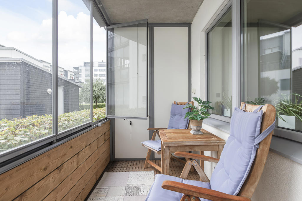 Skönt att njuta av att kunna sitta på balkongen även om regnet öser ner.