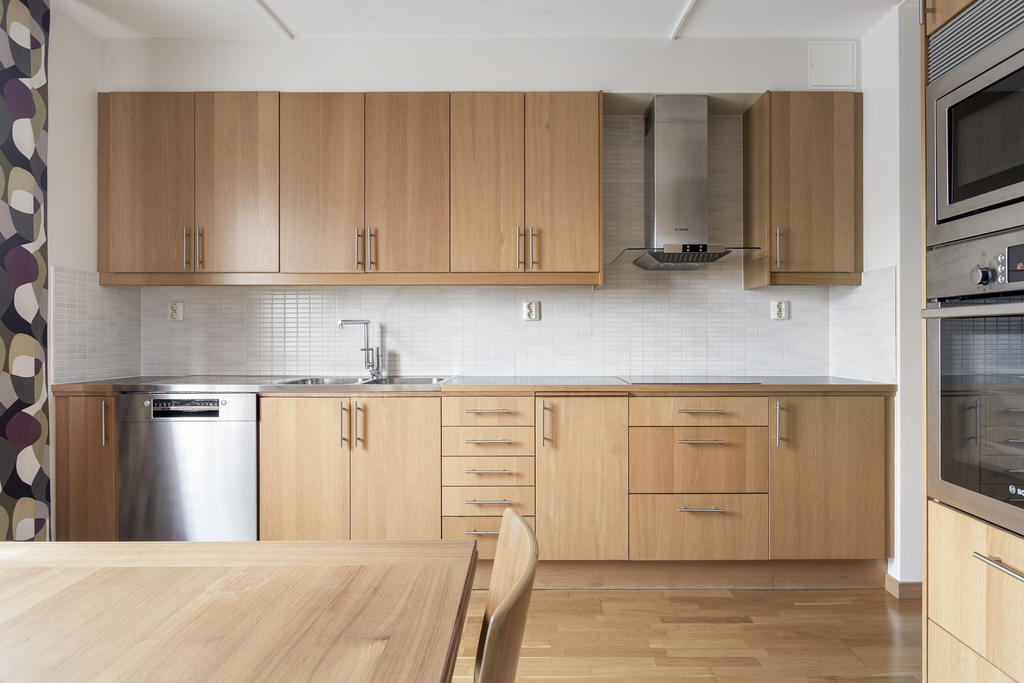 Gott om skåp och arbetsytor.