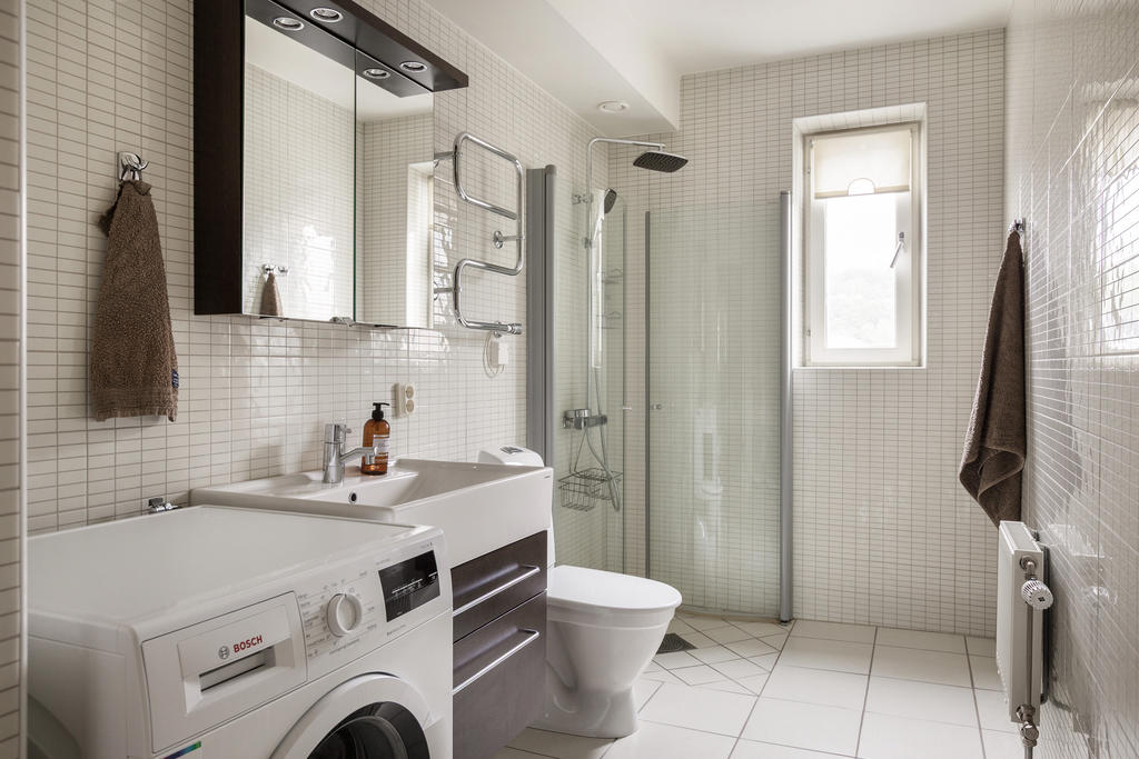 Ett stort och fräscht badrum.