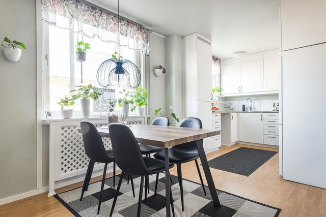Stort kök med matplats