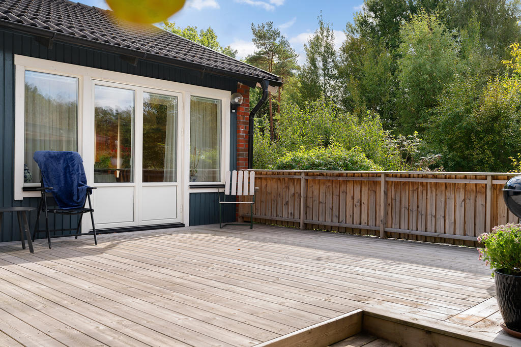 Gott om plats för grill och matgrupp på altanen 