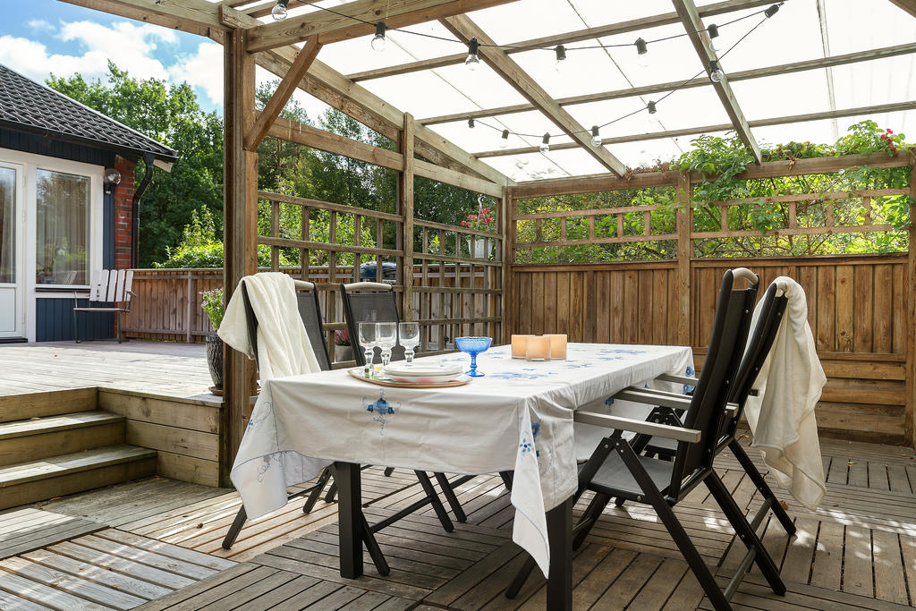 Njut av solen, eller som här i skuggan under tak