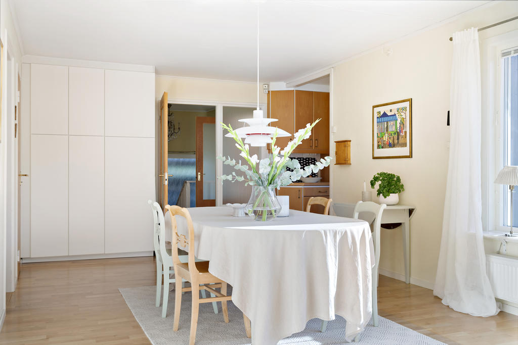 I anslutning till matsalen finner vi köket