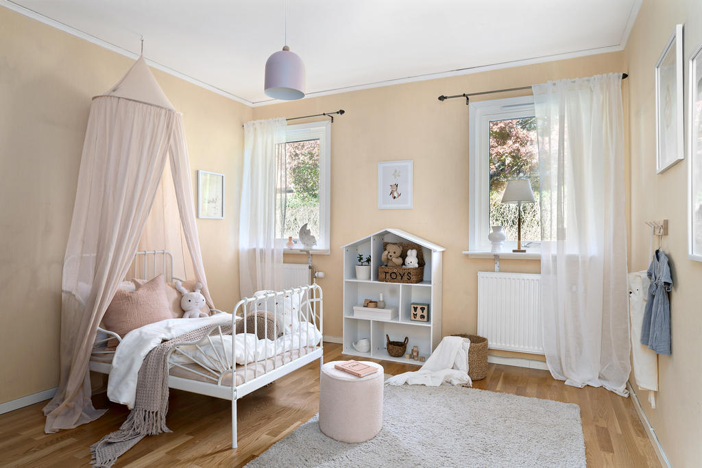Sovrum i bra barnstorlek. Ursrprungligen var det två mindre rum, går att återställa såklart