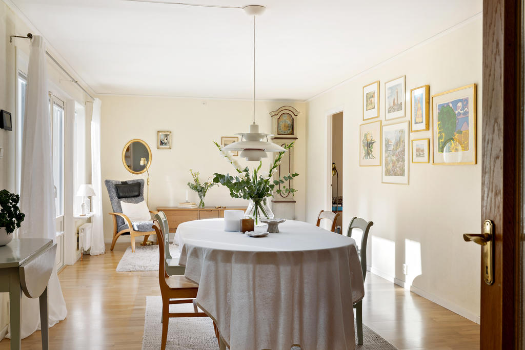 Direkt upp från entrén till detta ljusa och härliga matsalsdel/allrum