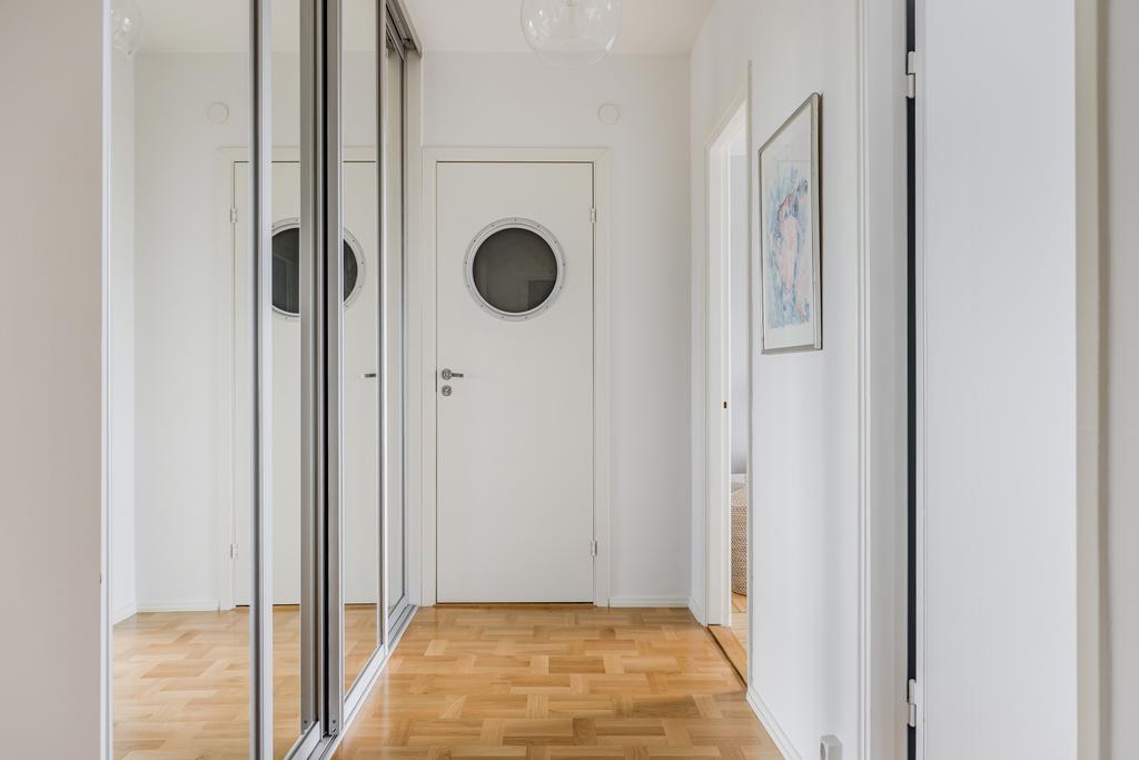 Inre hall med skjutdörrsgarderob