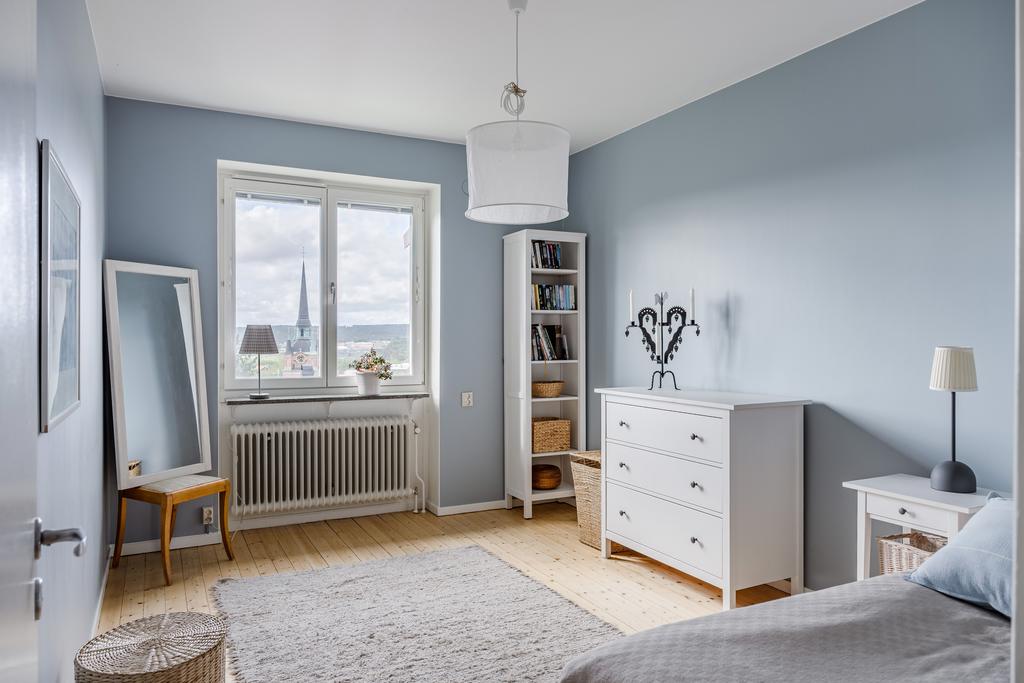 Sovrum 2 med utsikt över stan