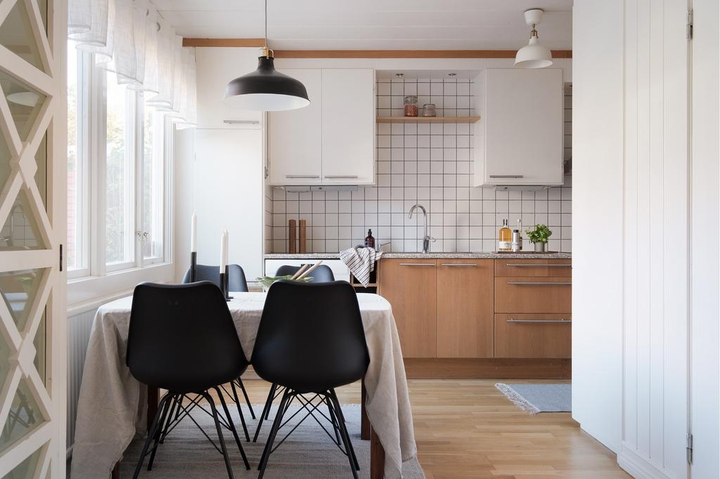 Köket med matplatsen vid fönstret