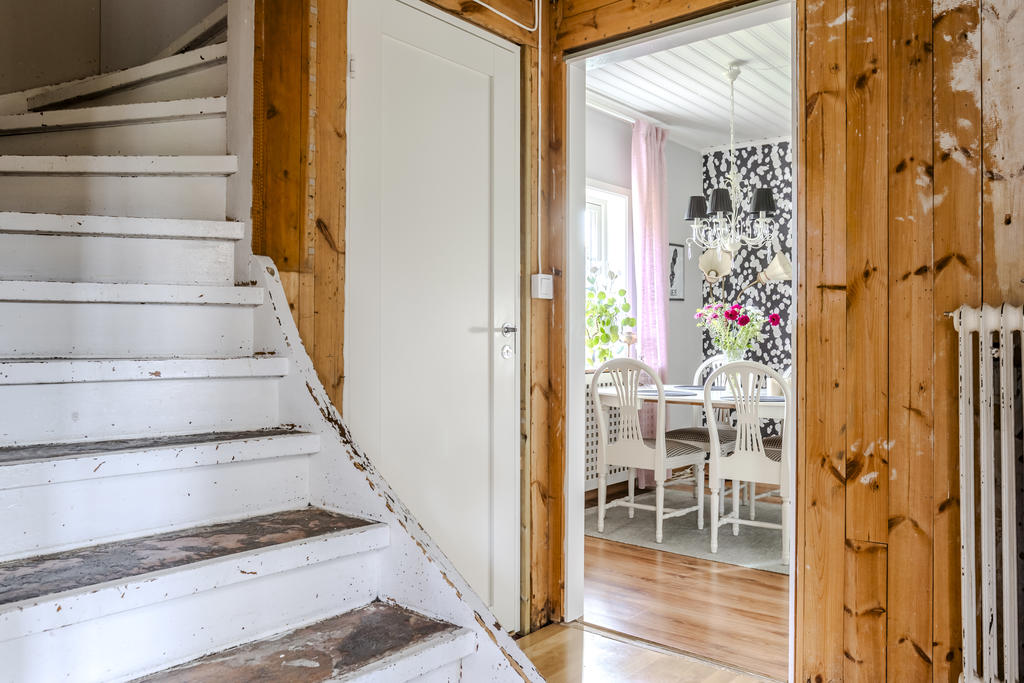 Vy mot trapp och matplats