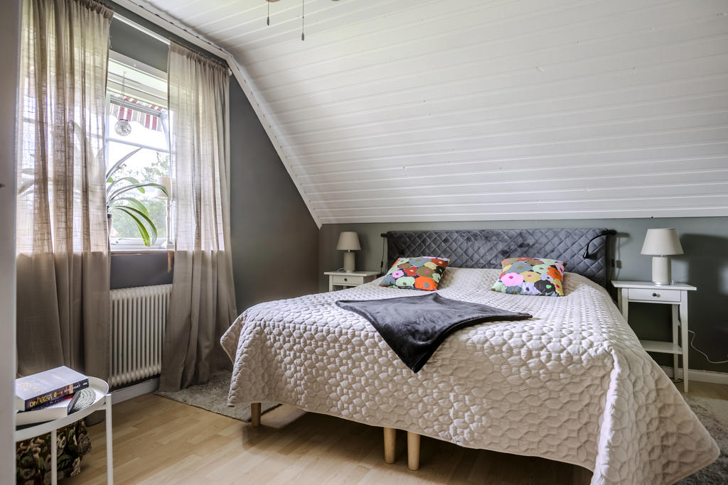 Rymligt sovrum med plats för dubbelsäng