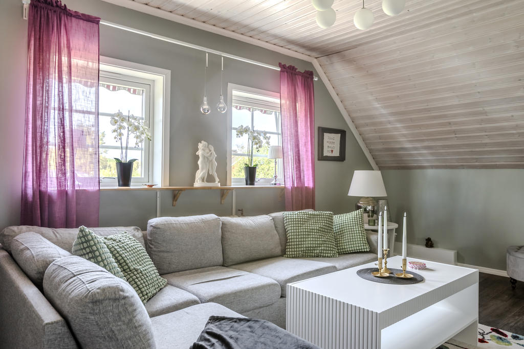 Här finns plats för större soffgrupp samt tv-lösning