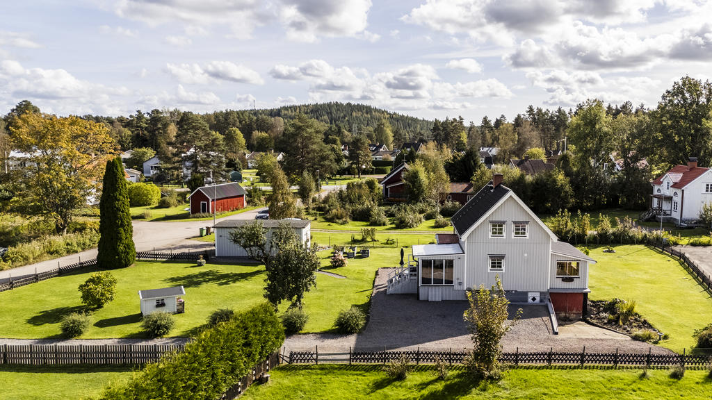 Huset från sidan och härligt stor tomt