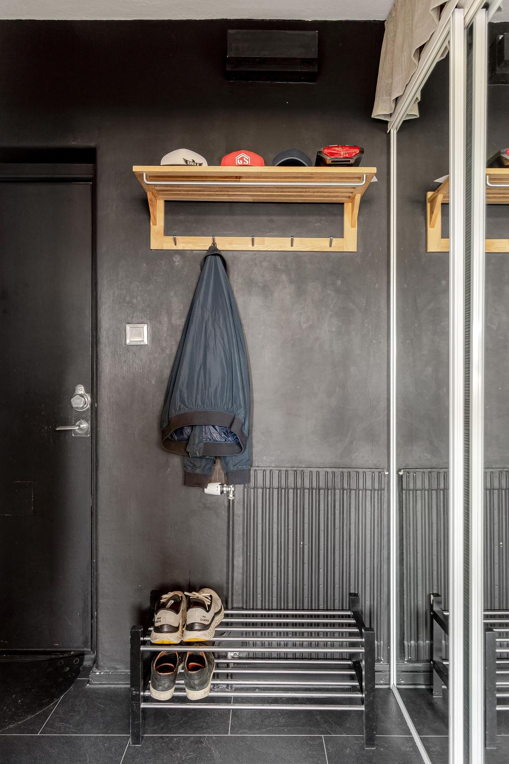 Välkomnande hall med gott om förvaring och plats för avhängning.