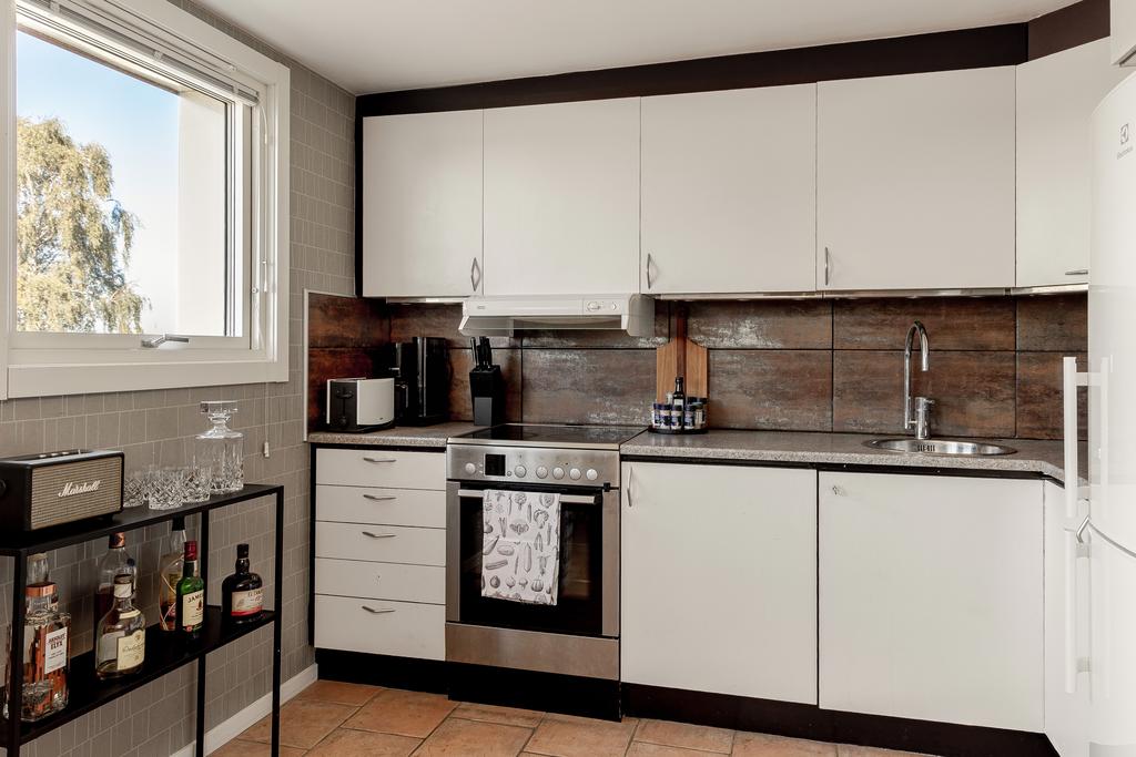 Snygg och funktionell köksinredning med gott om förvaring och arbetsyta.