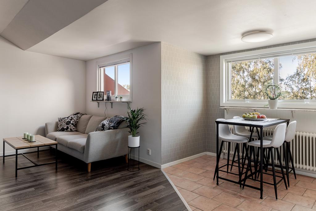 Stort och ljust vardagsrum med plats för både soffa och matgrupp.