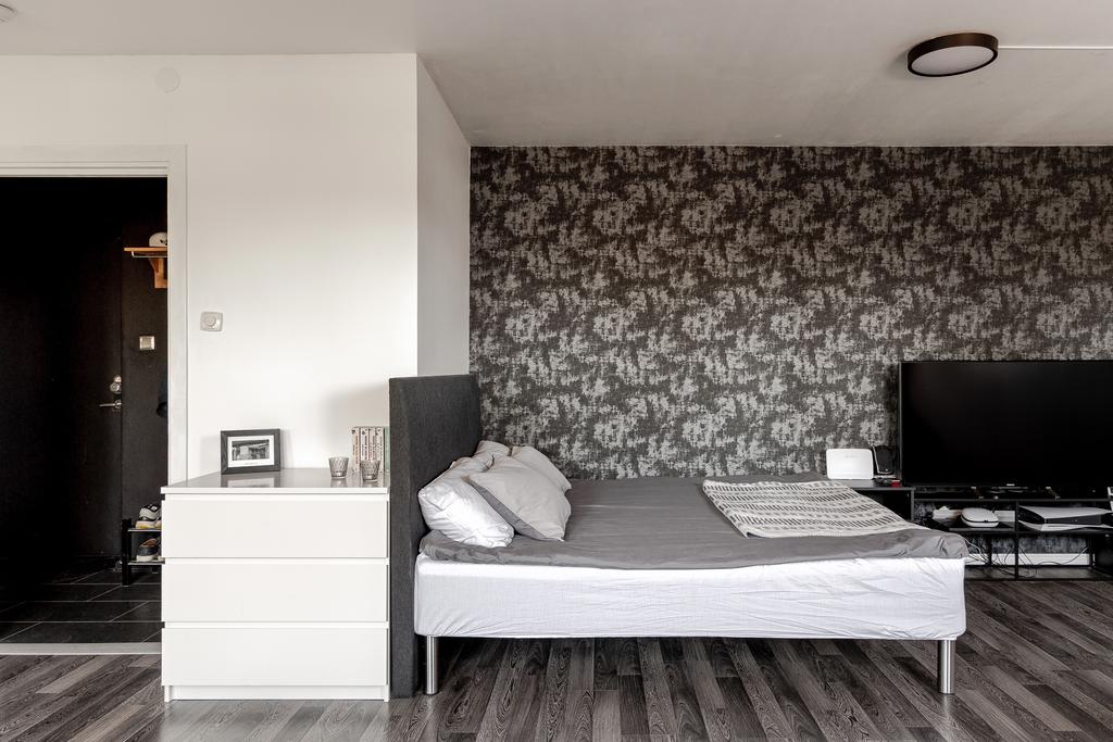 Tapetserad fondvägg ger rummet extra karaktär.