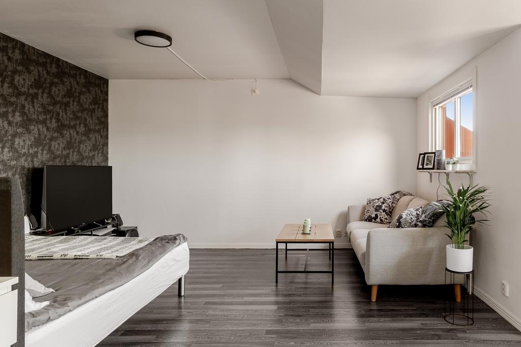 Här får du en yteffektiv etta med smart planlösning som rymmer allt du behöver i vardagen.