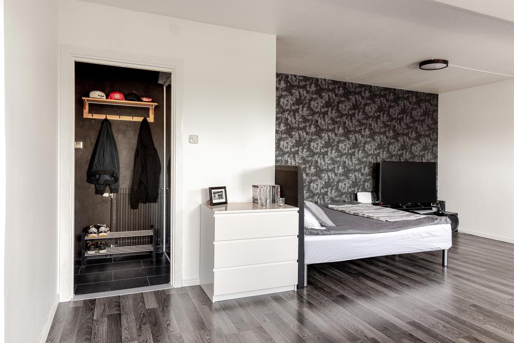 Bostadens hall leder dig in till hemmets hjärta – ett öppet och flexibelt utrymme med plats för både vila och gemenskap.