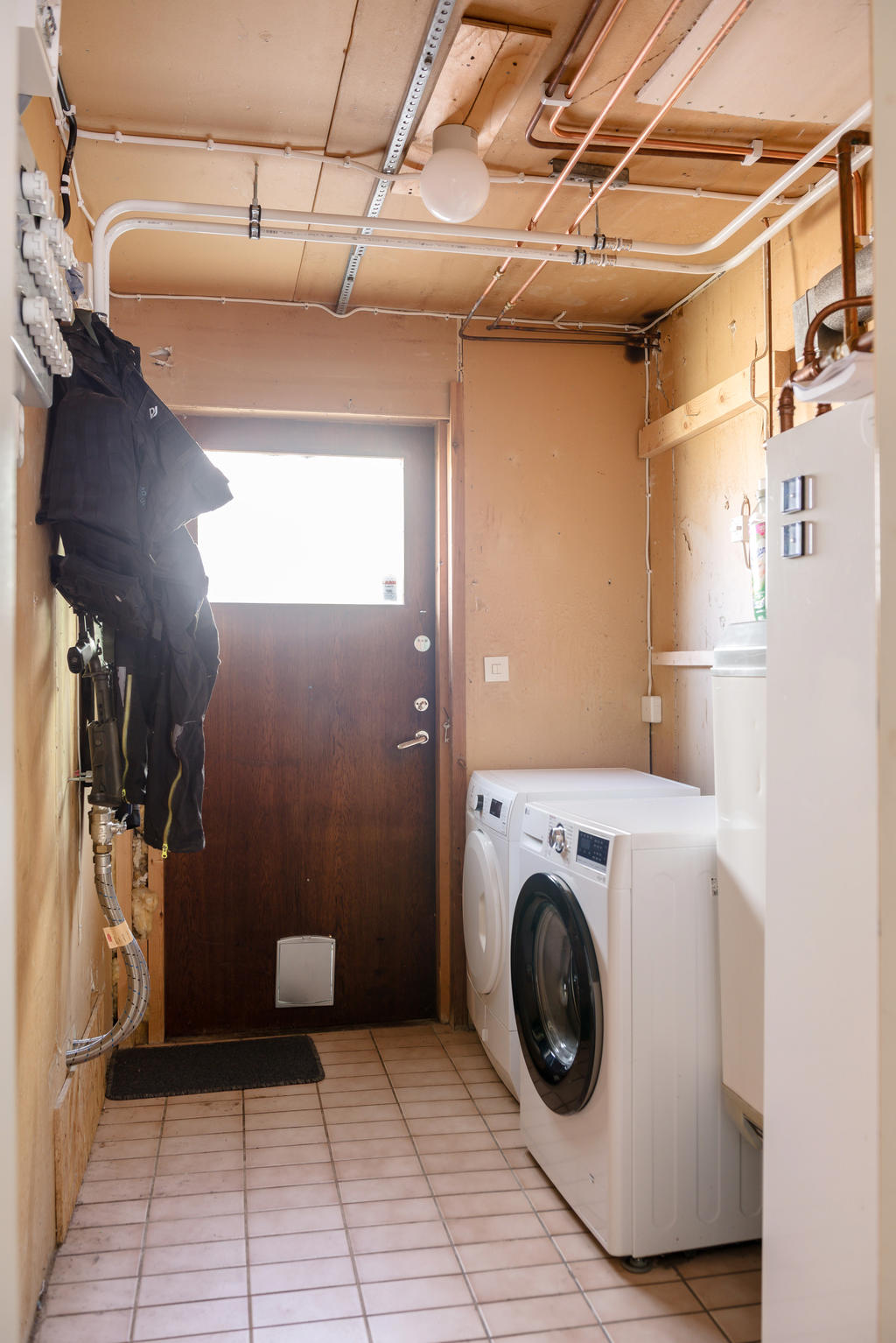 Tvättstuga/groventré. Torktumlare ingår ej.