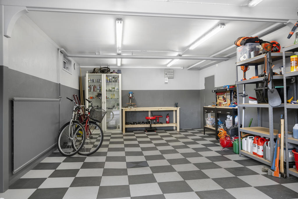 Nyrenoverat garage med målade väggar och plattor på golvet