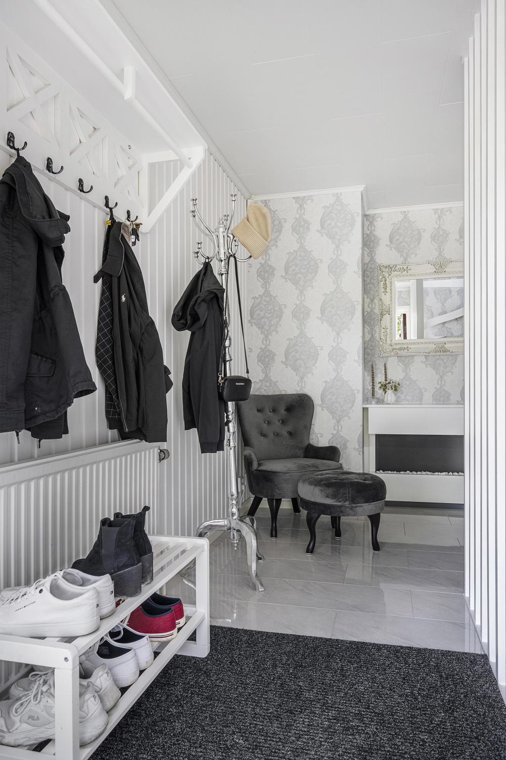 Hall med gott om plats att hänga av sig